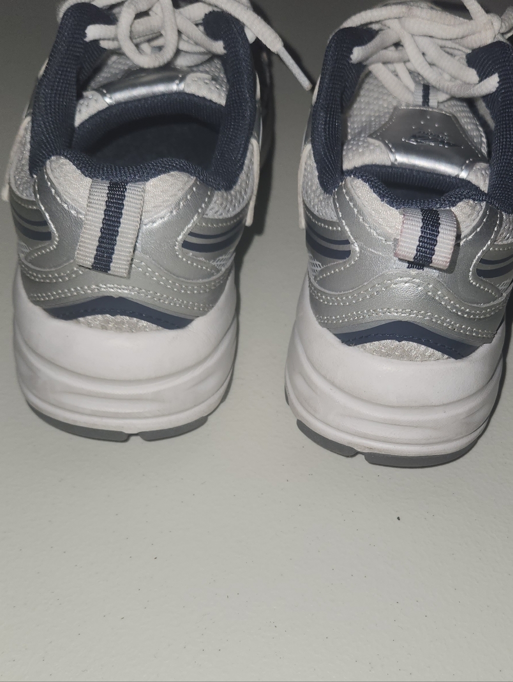 White & Silver Avia 5000 Athletic Sneakers - Size 8 - Picture 9 of 10
